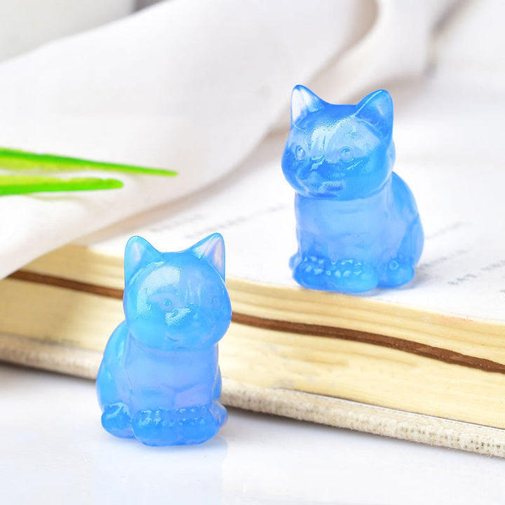 Artesanías con talladas de piedras preciosas y gatitos de cristal de Olivenorma.