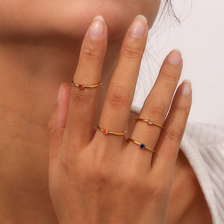 Anillo de acero inoxidable chapado en oro de 18 quilates con piedra natal simple de Olivenorma