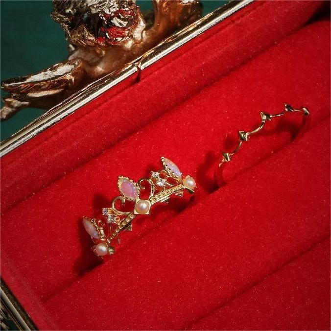Anillo con corona de Rapunzel y perla de agua dulce opalita de Olivenorma 