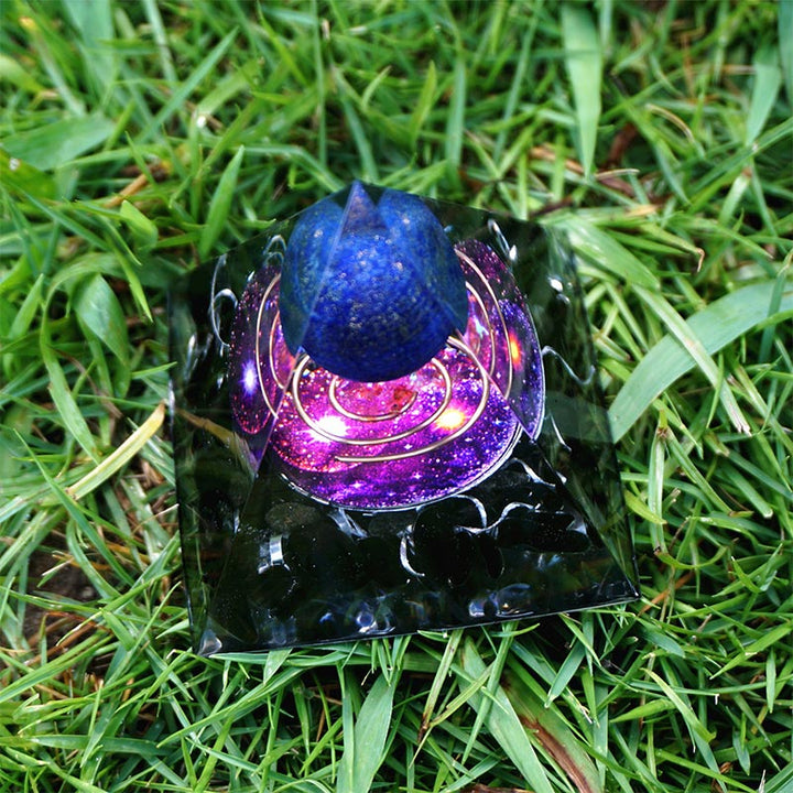 Esfera de lapislázuli de Olivenorma con pirámide de orgón de obsidiana