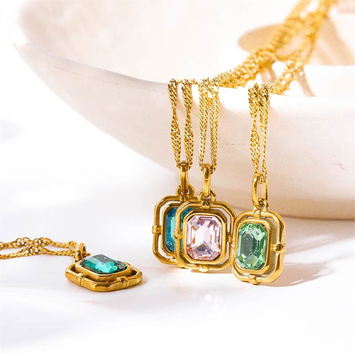 Collar de acero y titanio con circonitas cuadradas y cadena de ondas de agua de Olivenorma 