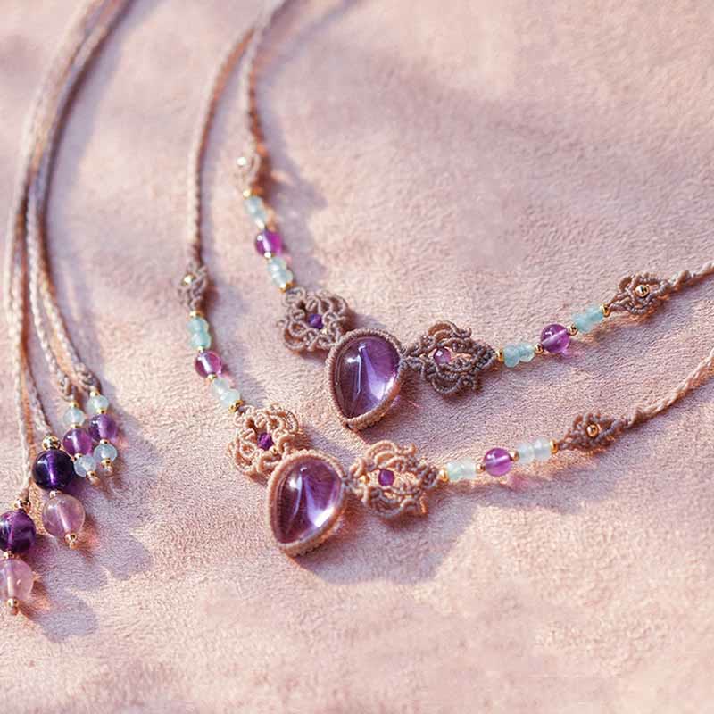 Pulsera y collar de amatista y charoita tejida a mano de Olivenorma