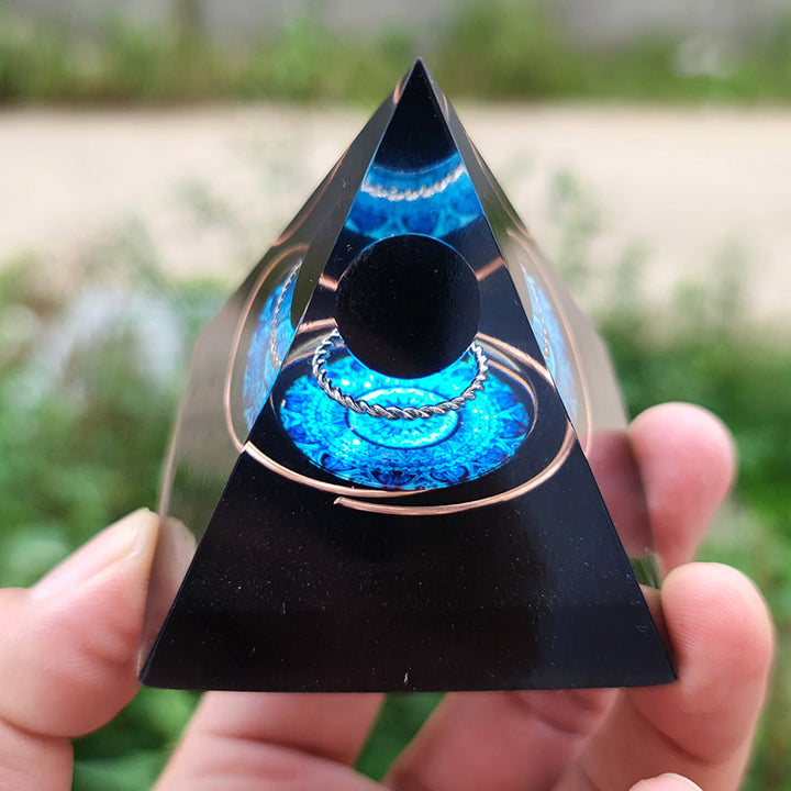 Pirámide de energía orgónica con esfera de obsidiana de Olivenorma
