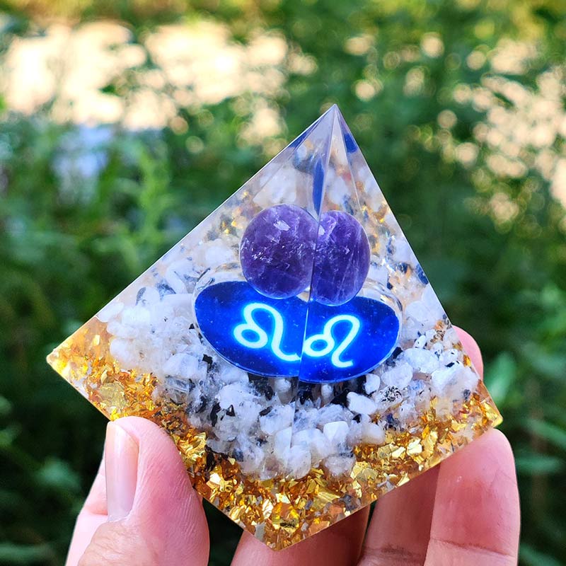 Pirámide orgónica del zodíaco Leo de amatista Olivenorma con cuarzo transparente