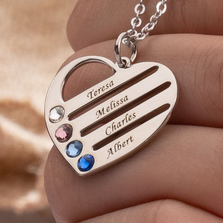 Collar con colgante con nombre y piedra natal de diamante recortado en forma de corazón de Olivenorma 