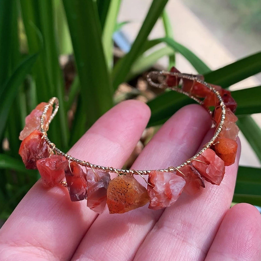 Pulsera de alambre enrollado con cuentas de grava de cristal natural de Olivenorma