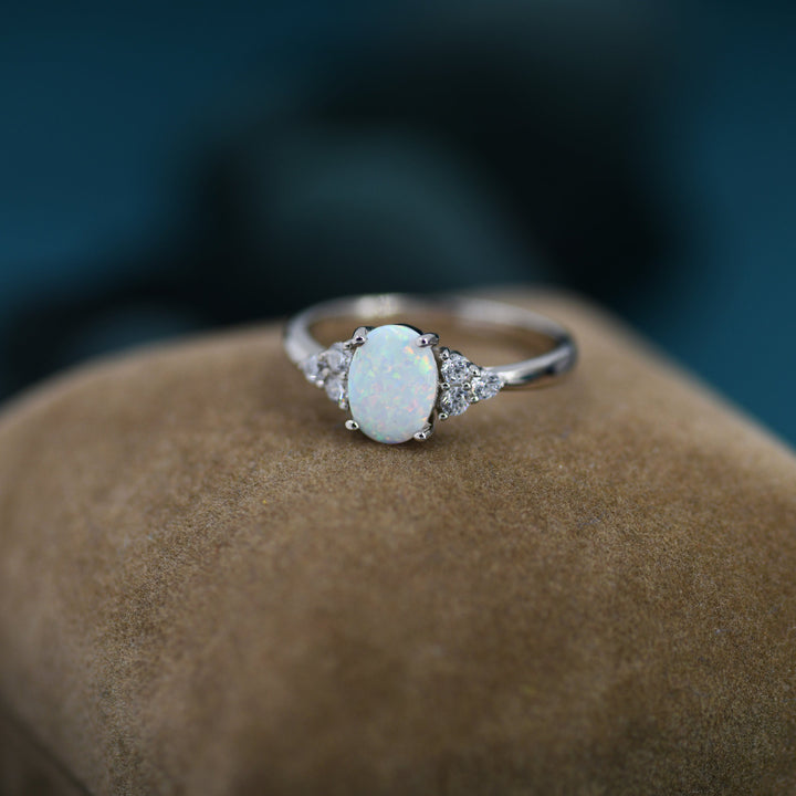 Anillo delicado de ópalo ovalado de Olivenorma