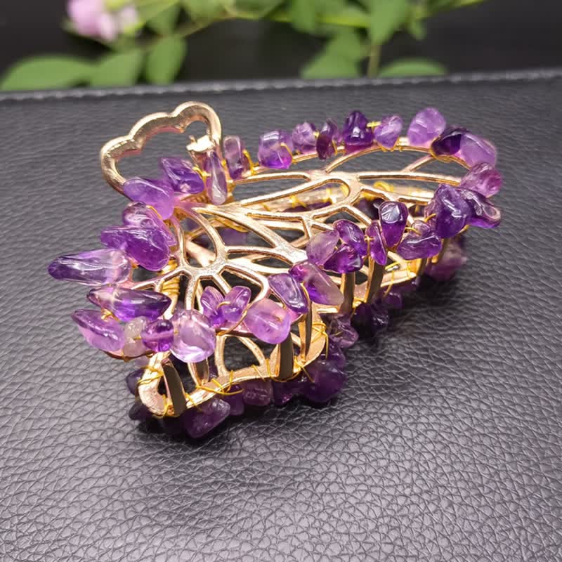 Horquilla con forma de mariposa de amatista o cuarzo rosa.
