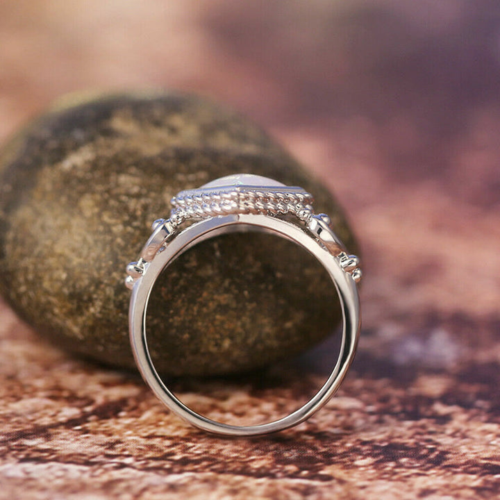 Anillo de ópalo de fuego de talla ovalada de Olivenorma