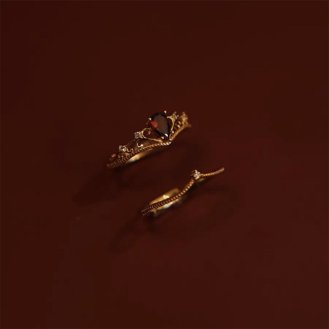 Juego de anillos ajustables apilables con corona de granate rojo de Olivenorma