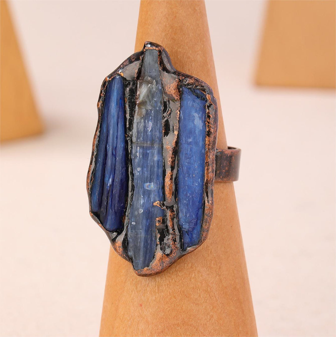 Anillo ajustable con apertura irregular y cianita en bruto de Olivenorma