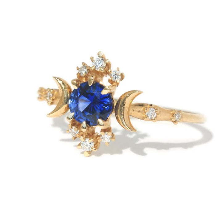Anillo delicado de oro con zafiro, luna y estrella de Olivenorma