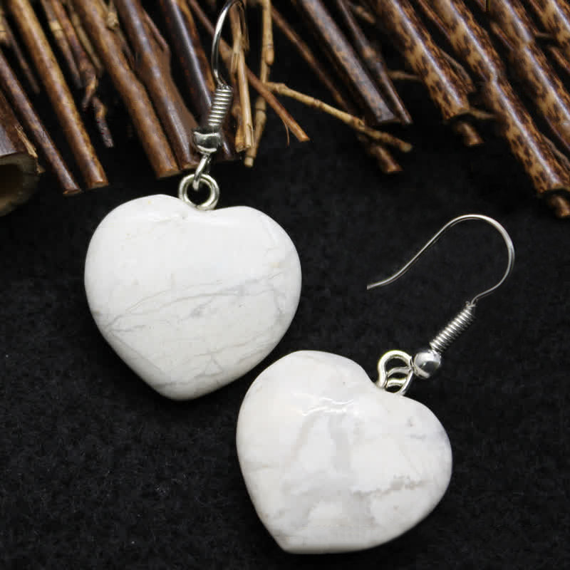 Pendientes curativos con forma de corazón de cristal natural.