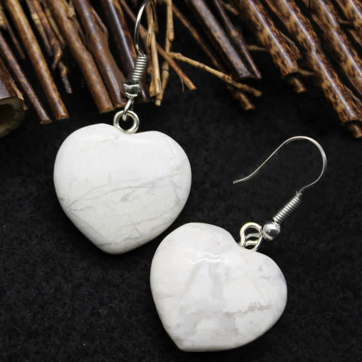 Pendientes curativos con forma de corazón de cristal natural.