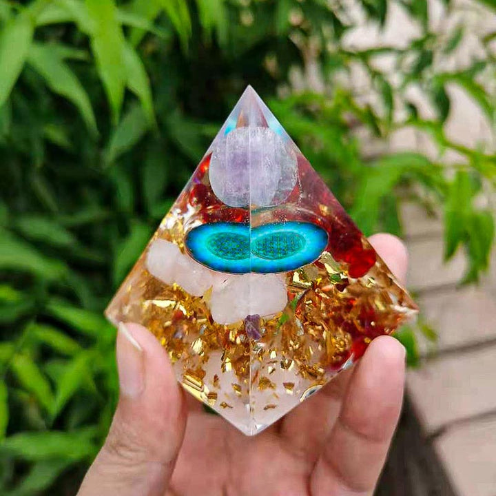 Esfera de amatista de Olivenorma con pirámide de orgón de cristal rosa