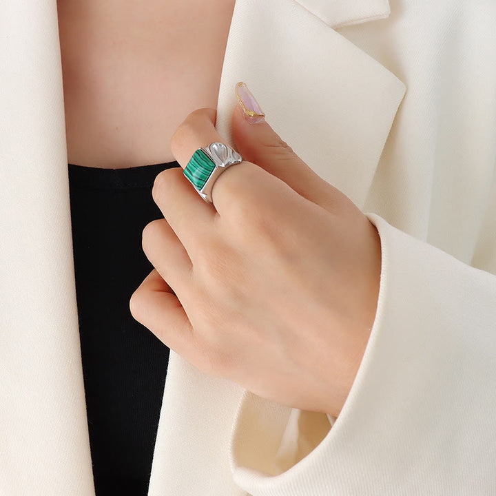 Anillo de titanio, plata y oro con ojo de tigre y malaquita cuadrada de Olivenorma