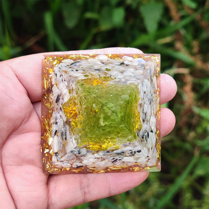Pirámide de orgón del árbol de la vida con piedra lunar de Olivenorma y peridoto 