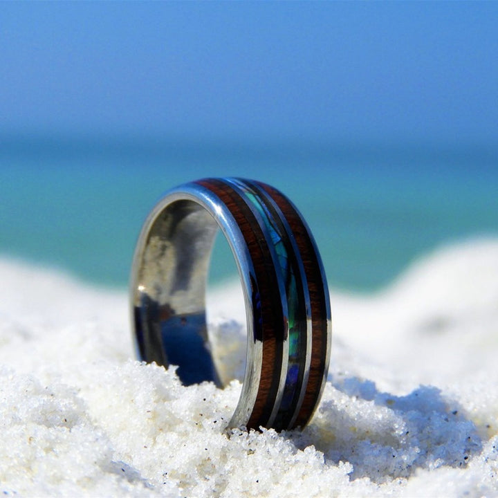 Anillo de carburo de tungsteno con concha de abulón y madera de koa de Olivenorma 