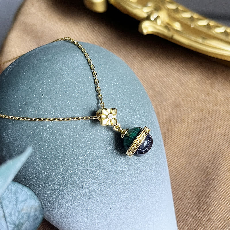 Collar con colgante de esfera de arenisca azul malaquita "Stellar Corona" de Olivenorma