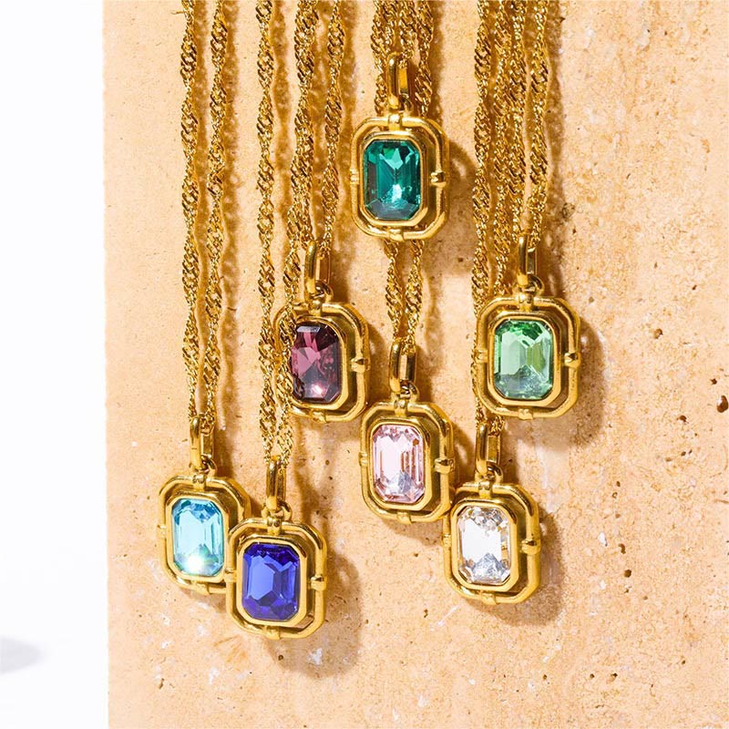 Collar de acero y titanio con circonitas cuadradas y cadena de ondas de agua de Olivenorma 