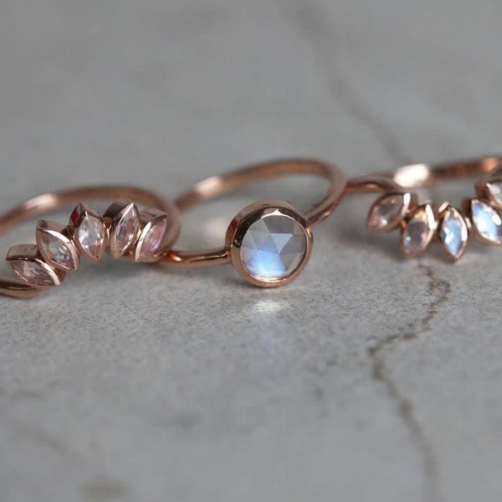 Anillo de 3 piezas con piedra lunar y flor de sol de Olivenorma “Diosa de las mareas”