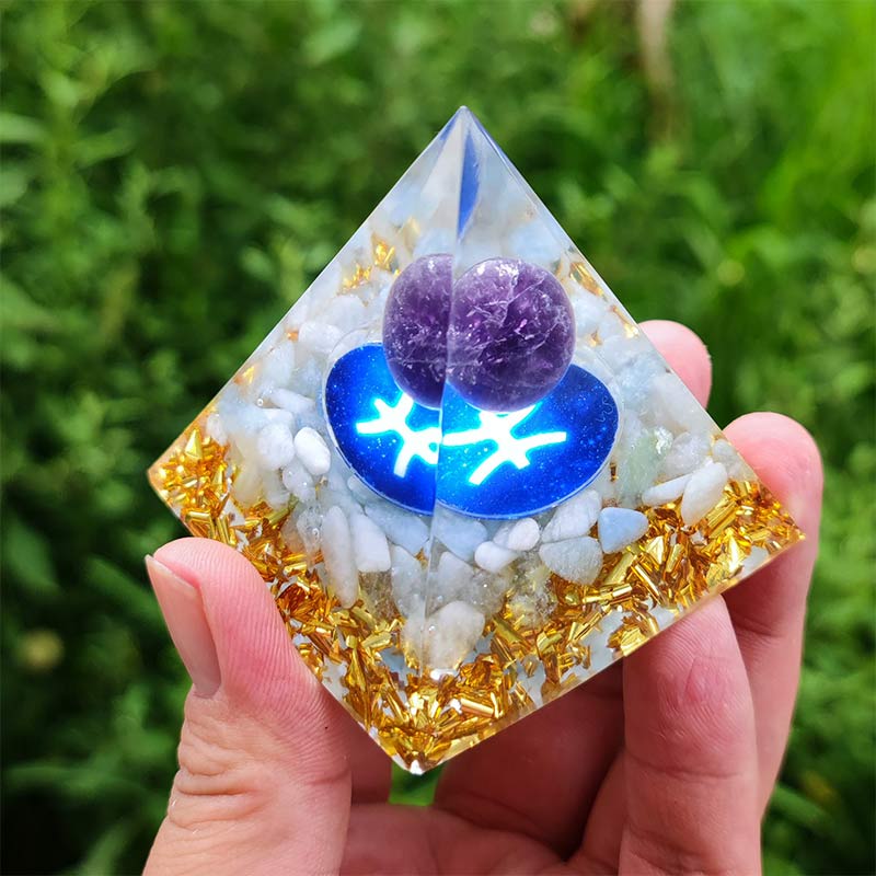 Pirámide orgónica del zodíaco de Piscis de amatista y ágata blanca de Olivenorma 