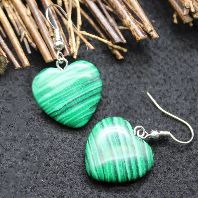 Pendientes curativos con forma de corazón de cristal natural.