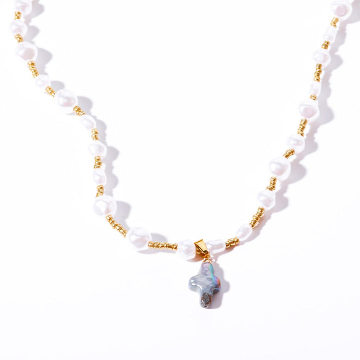 Collar con colgante de cruz de perlas de agua dulce de Olivenorma