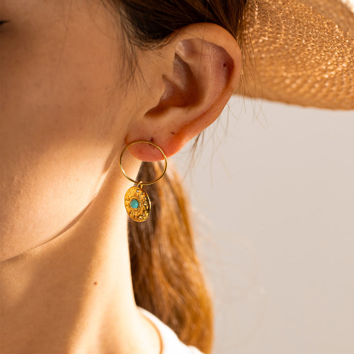 Pendientes de acero y titanio dorados con turquesa y sodalita de Olivenorma