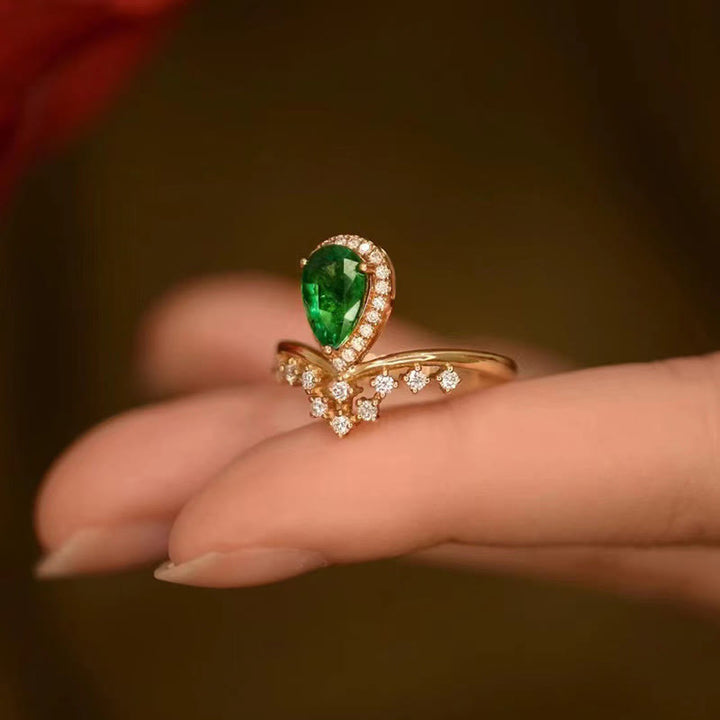 Anillo delicado con circonitas y esmeralda de Olivenorma