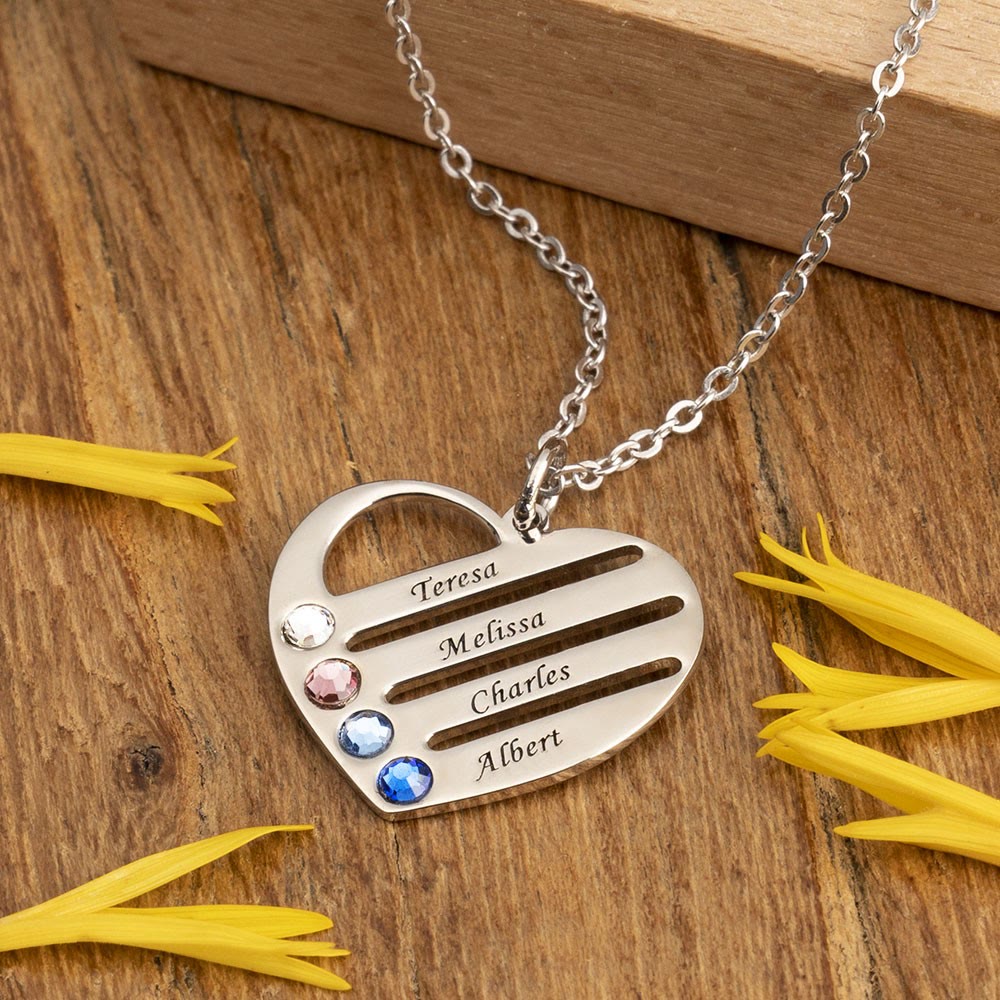 Collar con colgante con nombre y piedra natal de diamante recortado en forma de corazón de Olivenorma 