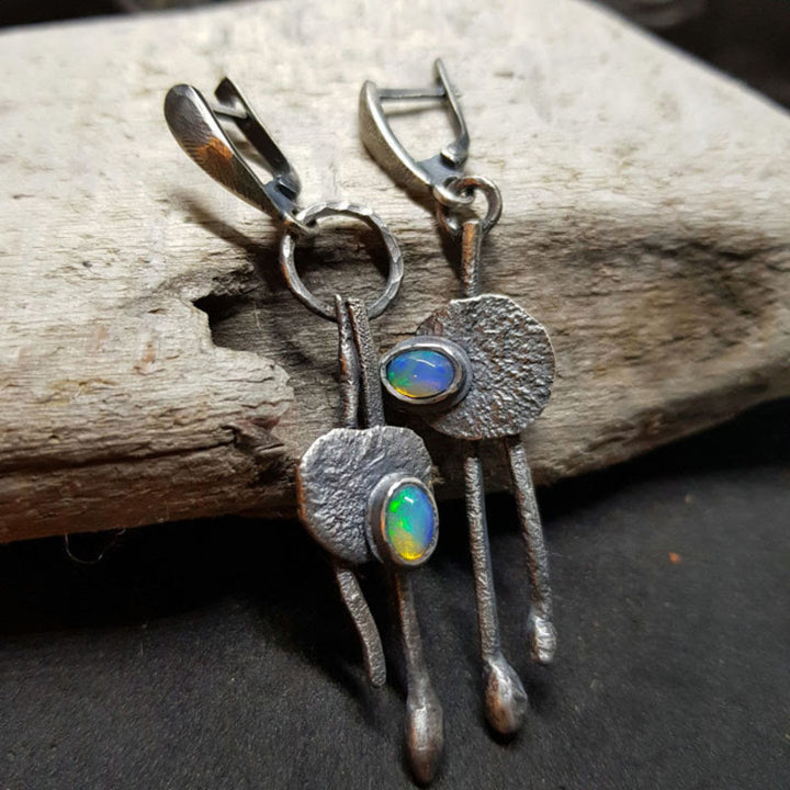 Pendientes de bruja con ópalo colorido y asimétrico de Olivenorma 