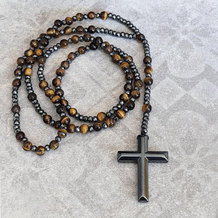 Collar rosario para hombre con cruz de lapislázuli y ojo de tigre de Olivenorma