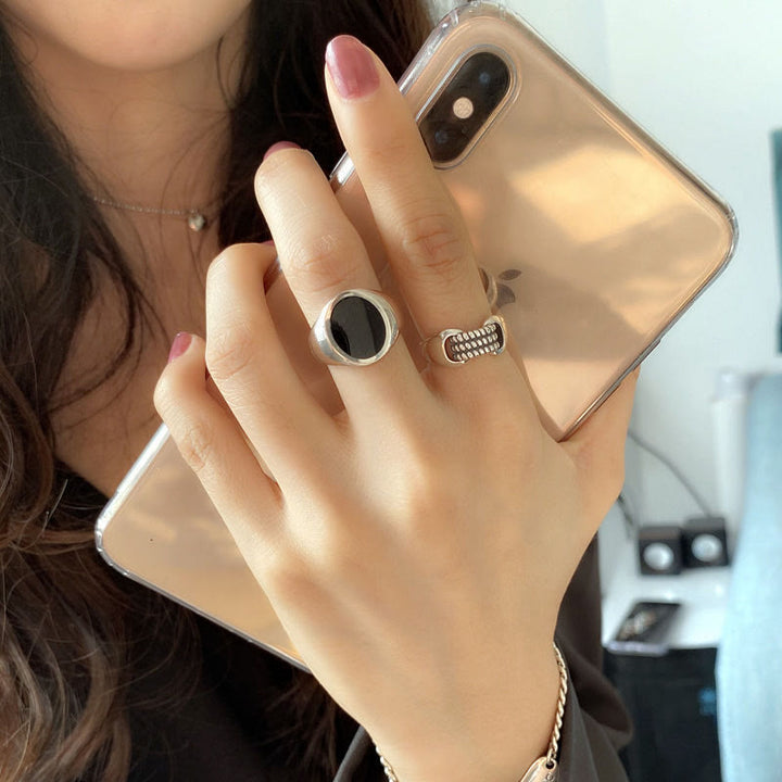 Anillo sencillo de obsidiana ovalada para hombre.